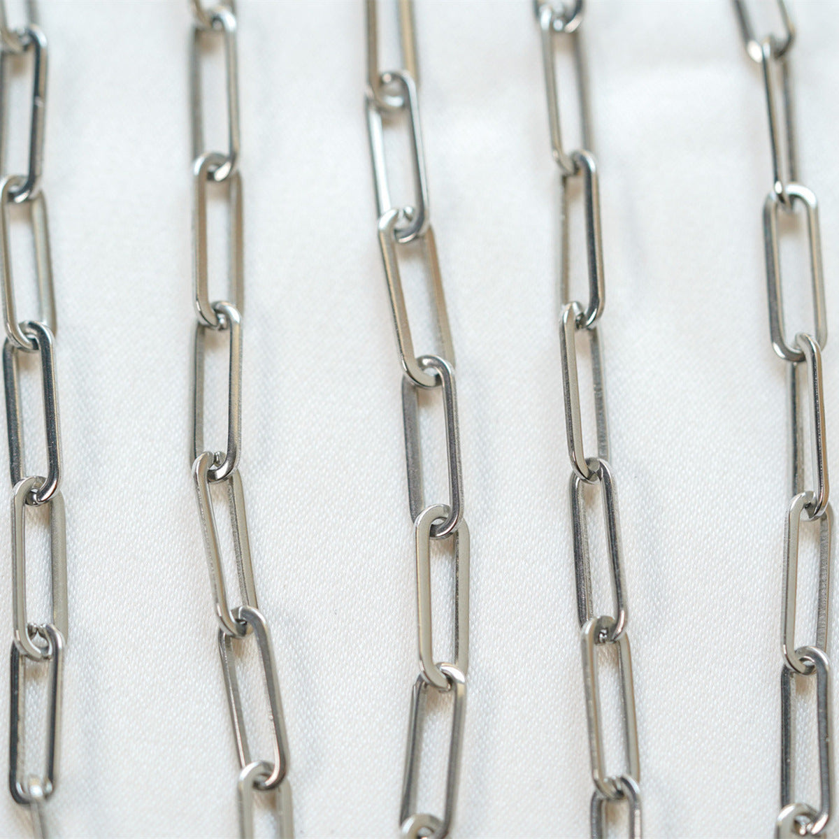 Elegante collana geometrica da donna in acciaio inossidabile lucido con chiusura ad anello a molla e gancio a T