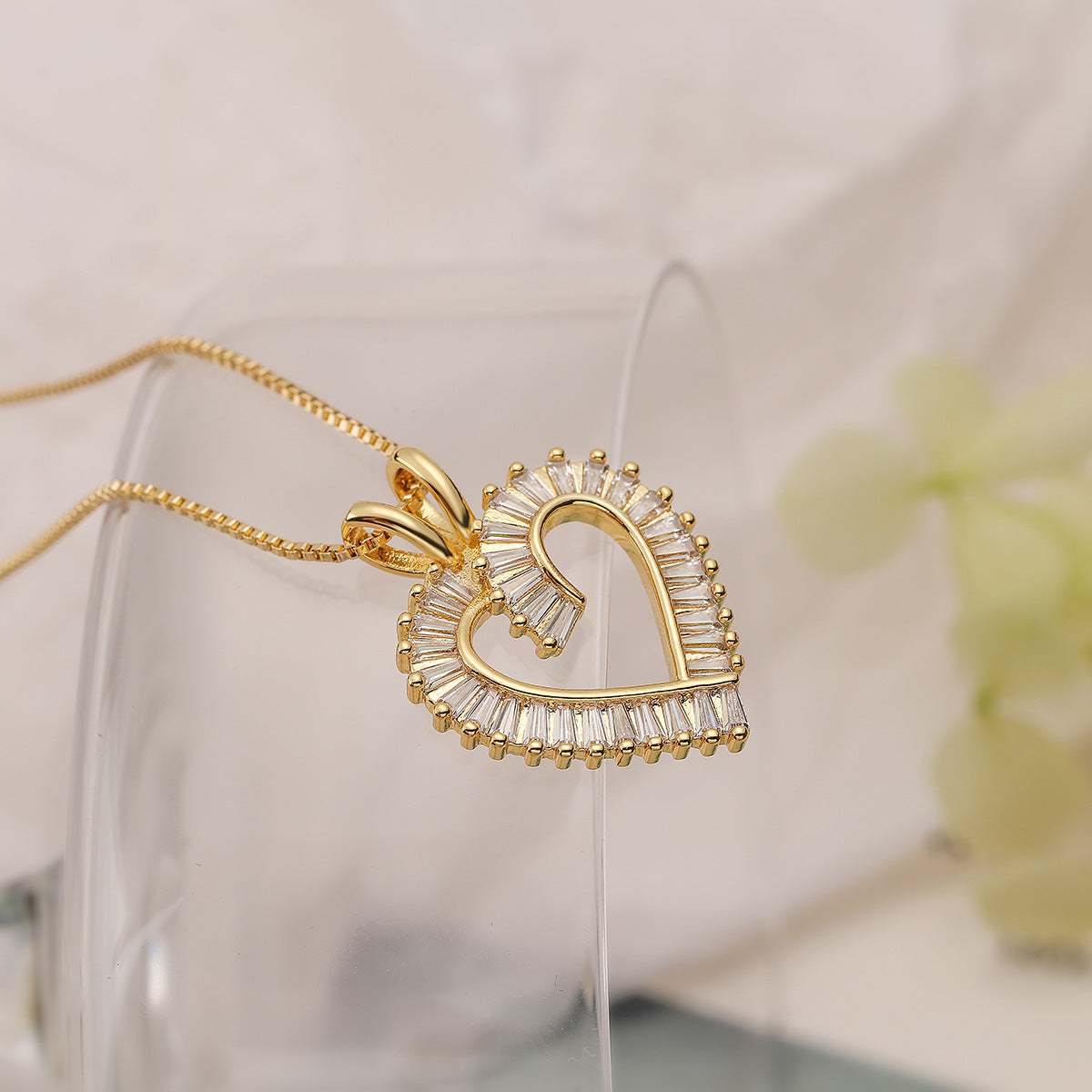 Collana con Pendente a Cuore Minimalista in Rame, Placcata Oro Vero e con Intarsio di Zirconi per Donna