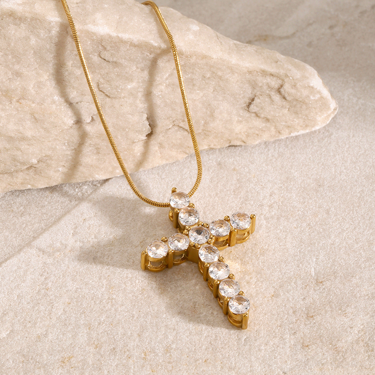 Collana Unisex alla Moda con Ciondolo a Croce in Acciaio Inossidabile Placcato Oro 18K con Zircone Bianco Rotondo e Catena Snake