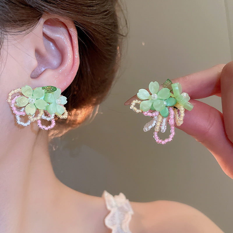 Orecchini floreali delicati con perni in argento, borchie in rame elettrolitico con nappe fluenti, estetica fresca e dolce per donna