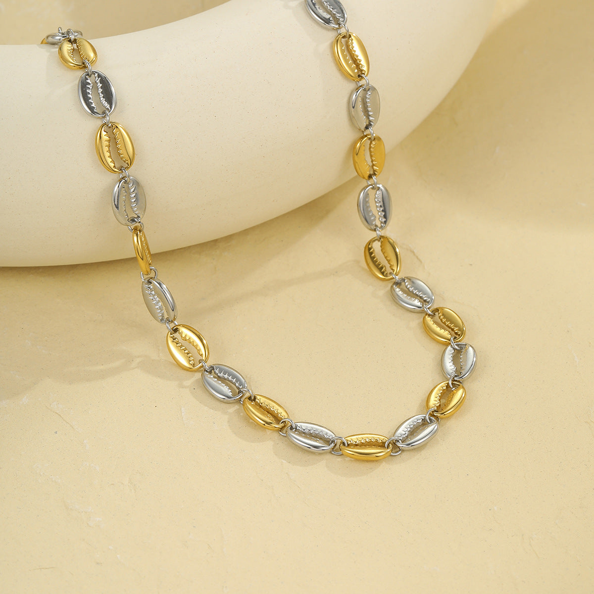 Collana Pendente a Conchiglia Cava alla Moda in Stile OL in Acciaio Inossidabile con Galvanotecnica per Donna