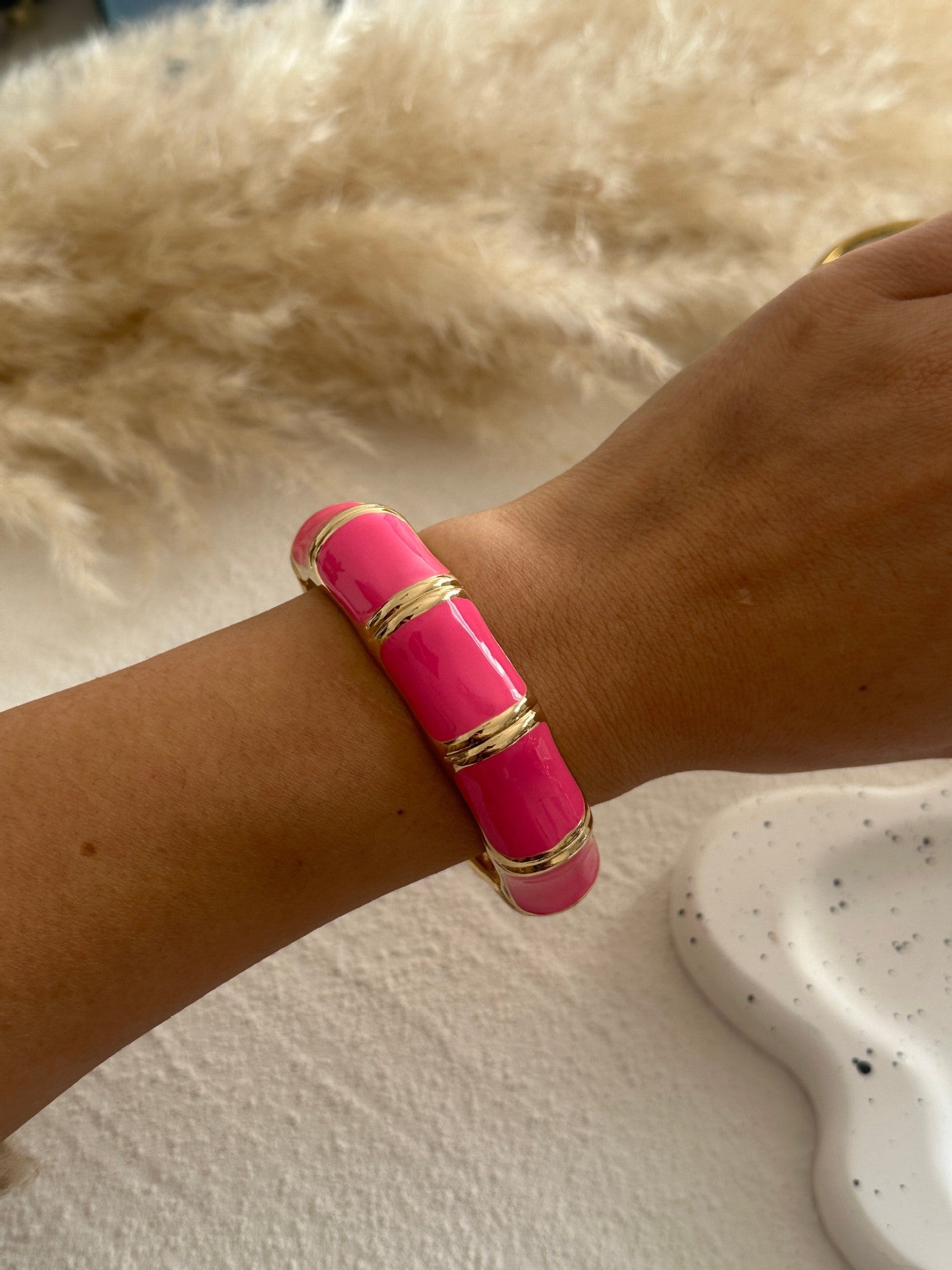 Pulsera redonda geométrica de aleación chapada en esmalte rosa, de lujo para negocios