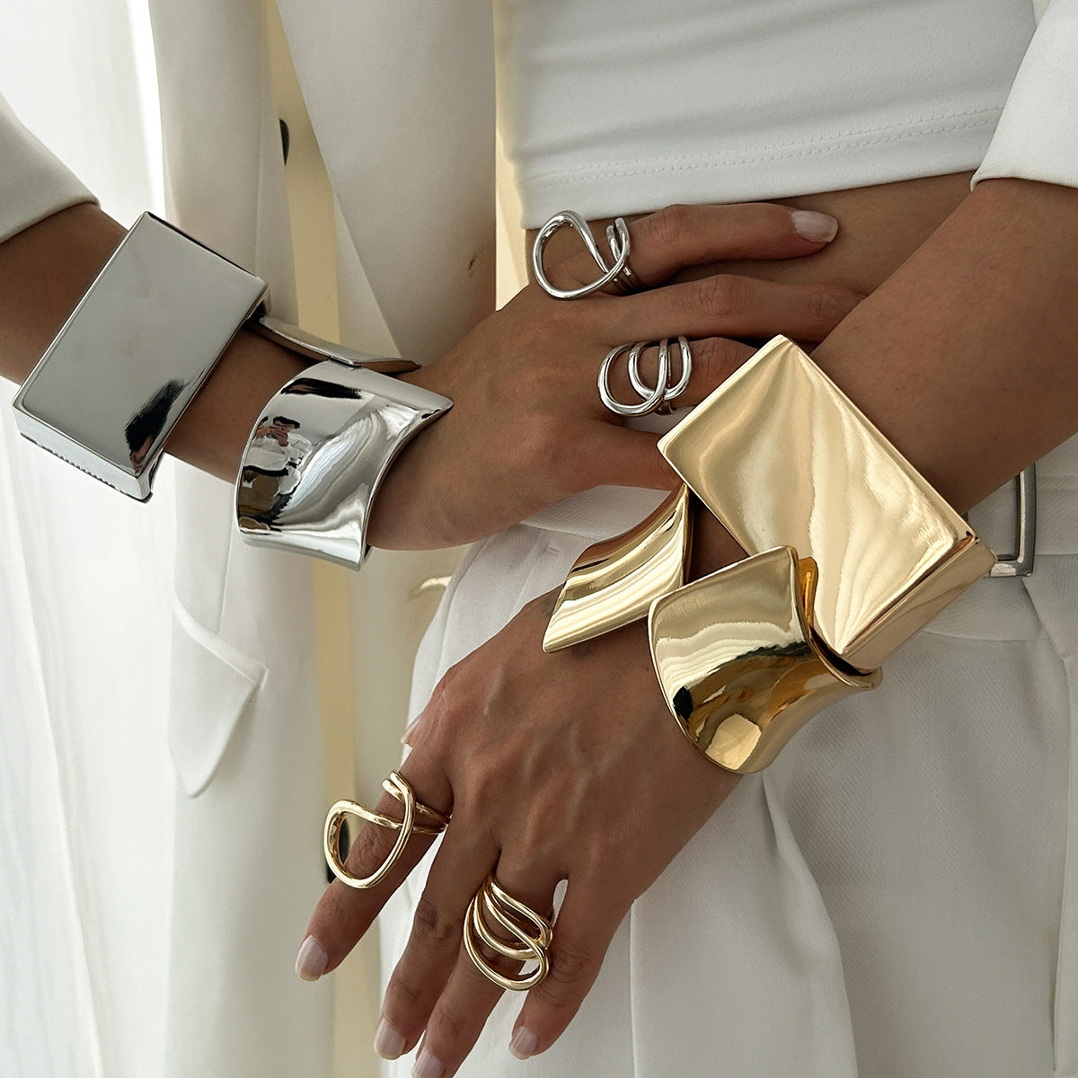Bracciale a fascia in metallo lucido geometrico quadrato per donna con finitura galvanizzata e design audace avvolgente