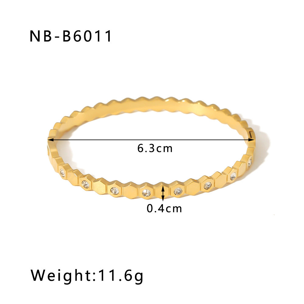Bracciale Minimalista a Stella in Acciaio Inox con Intarsio di Strass, Motivo a Griglia Geometrica e Placcatura in Oro 18K