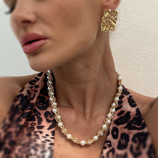 Collar con colgante geométrico minimalista, detalles de perlas de imitación y cadena de metal electrochapado para mujer