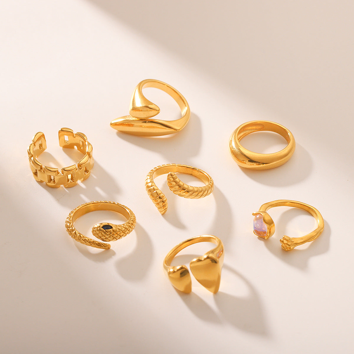 Anello aperto da donna in acciaio inossidabile placcato oro 18 carati a forma di cuore geometrico alla moda
