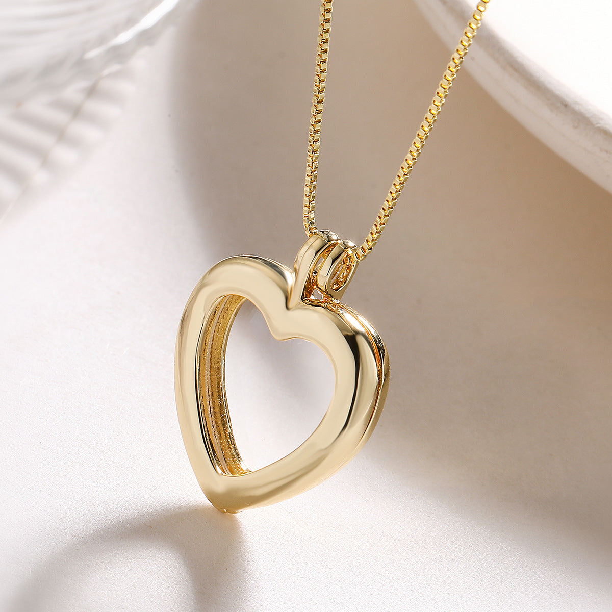 Collar relicario minimalista con forma de corazón en cobre con baño de oro de 18 K para mujer