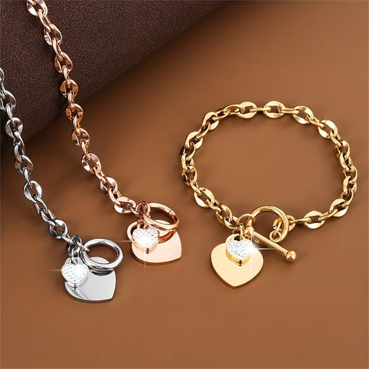 Pulsera minimalista de acero de titanio con forma de corazón para mujer, con acabado chapado y cierre de barra y aro