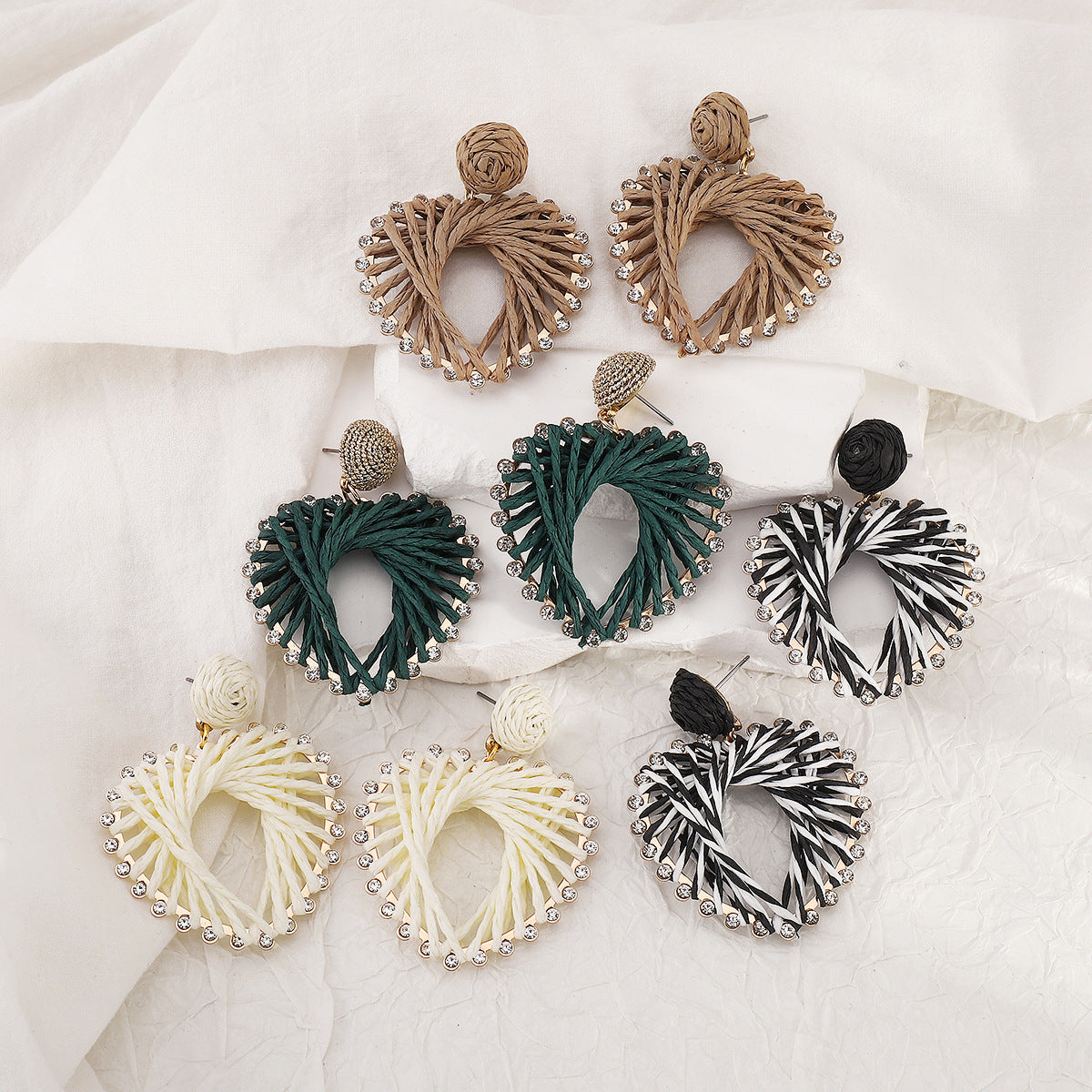 Orecchini Pendenti a Cuore in Rame Intrecciato Bohemien con Strass su Base in Lega