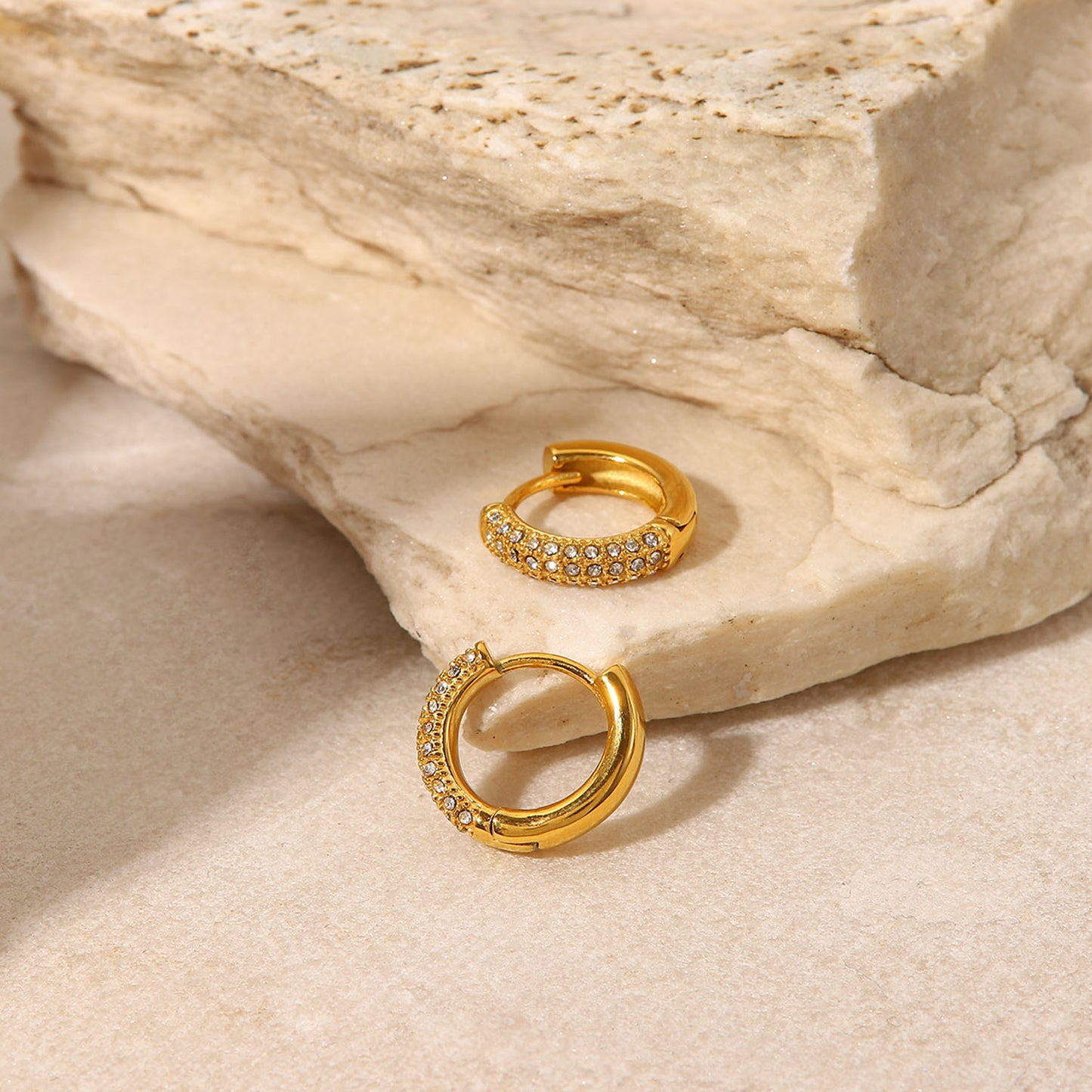 Pendientes de circonita con forma geométrica estilo INS en acero inoxidable chapado en oro de 18 quilates para mujer