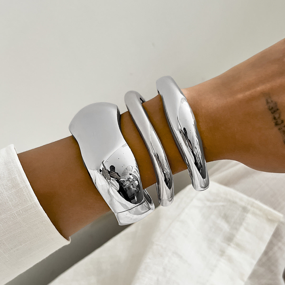 Bracciale da donna in lega in stile geometrico con finitura placcata, gioiello rigido a fascia larga