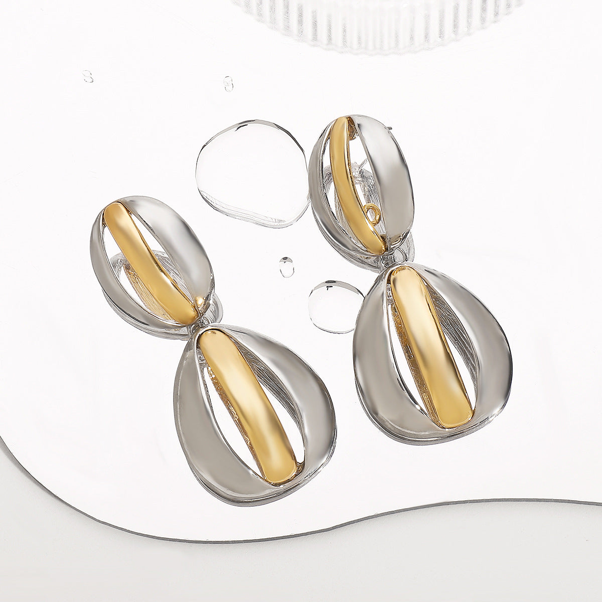 Pendientes Geométricos de Aleación para Mujer con Acabado Chapado, Estilo Minimalista Moderno