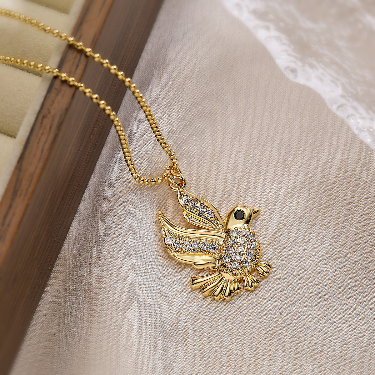 Minimalist Bird-Shaped Pendant Necklace for Women Made of Brass with 18K Gold Plating and Zircon Inlay