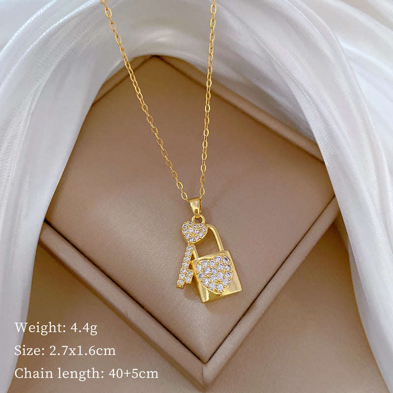 Collana di lusso in acciaio al titanio con ciondolo a cuore geometrico e strass