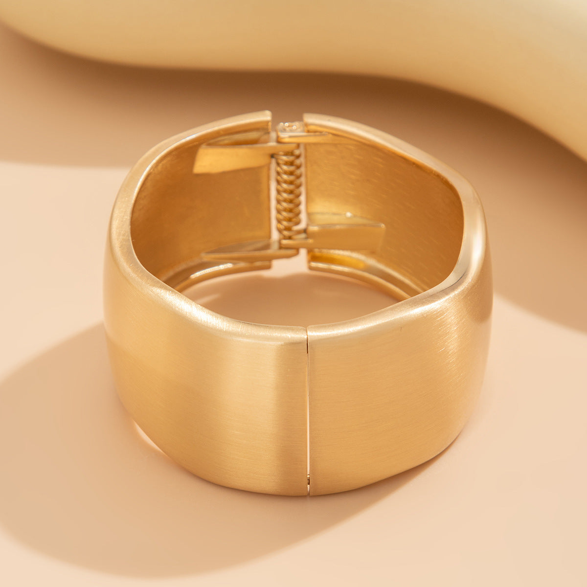Pulsera Metálica de Círculo Irregular Estilo Punk con Acabado Mate y Cierre de Resorte