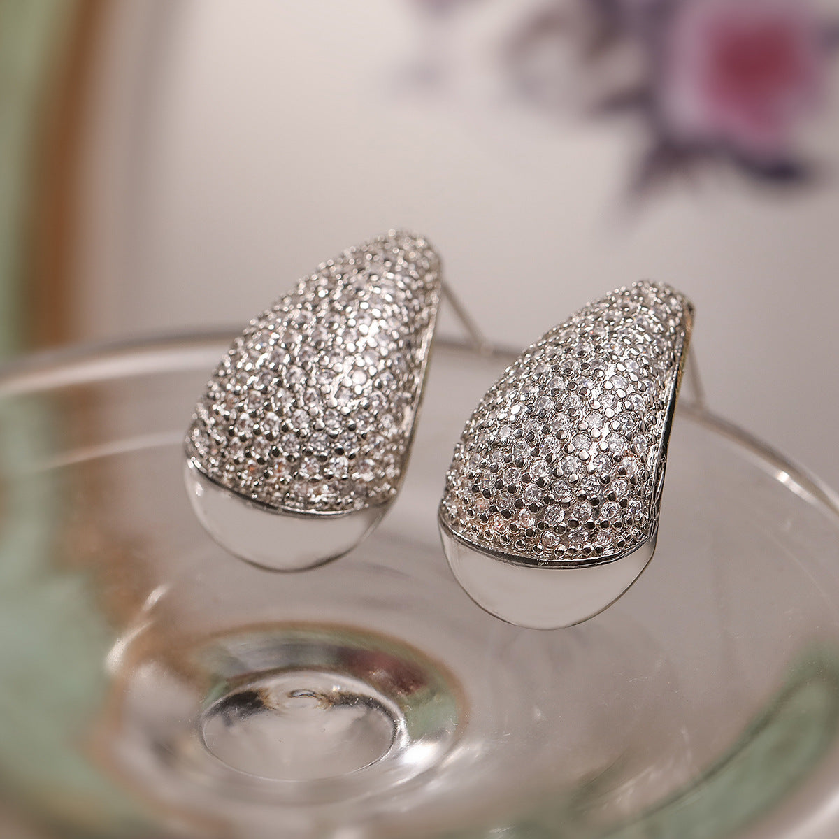 Orecchini da donna minimalisti in rame a goccia placcati in oro 18 carati con zirconi microincastonati