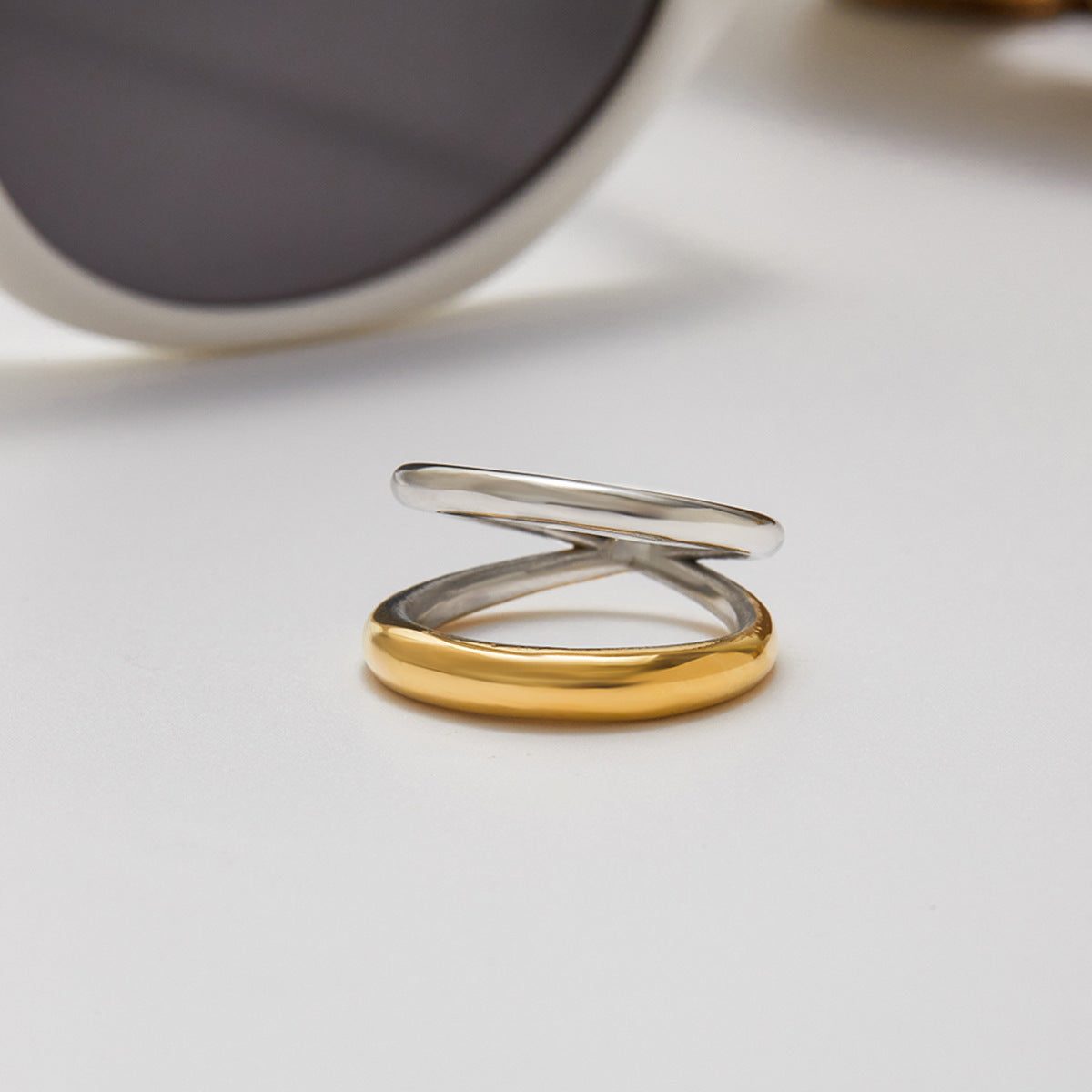 Anello Geometrico in Acciaio Inox con Finitura Galvanizzata da Donna, Gioiello Minimalista alla Moda