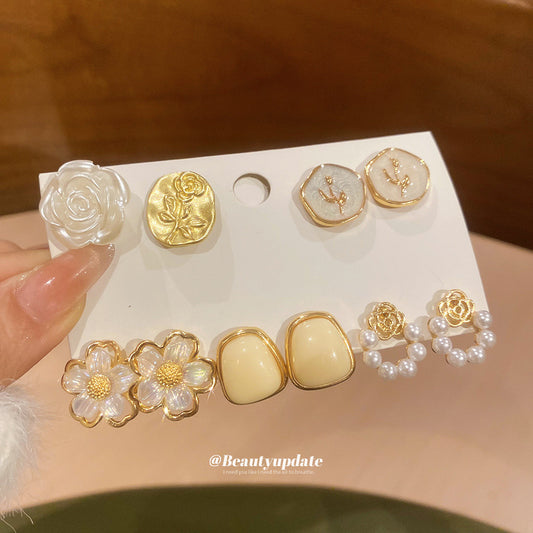 Elegante juego de pendientes de botón florales con perlas para mujer, con acabado de esmalte al óleo y postes de acero inoxidable