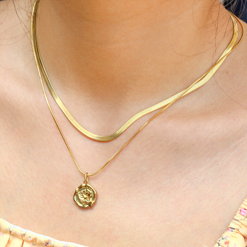 Collar minimalista de acero inoxidable chapado con flor de rosa y cadena de cuchilla para mujer