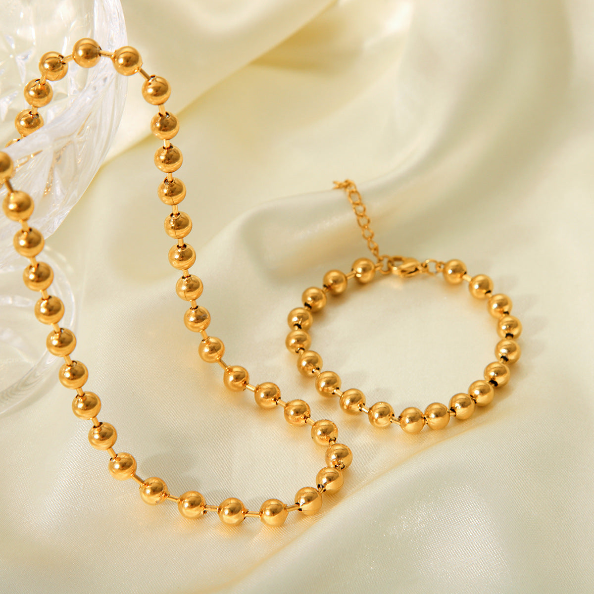 Collana a catena con perline geometriche minimalista in acciaio al titanio placcato oro 18 carati da donna