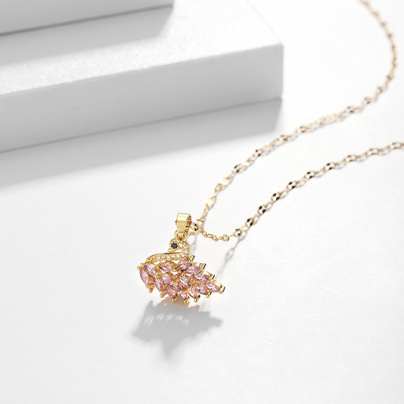 Collana clavicola placcata in acciaio al titanio con forma floreale irregolare dal design originale, con ciondolo a cigno in zircone per donna