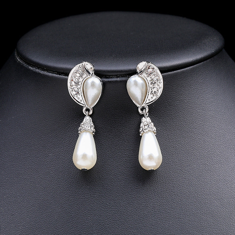 Set di collana e orecchini floreali ispirati a Chanel per donna con lega placcata oro, catena di perline e motivi botanici tra cui grano, petali, foglie e silhouette di alberi