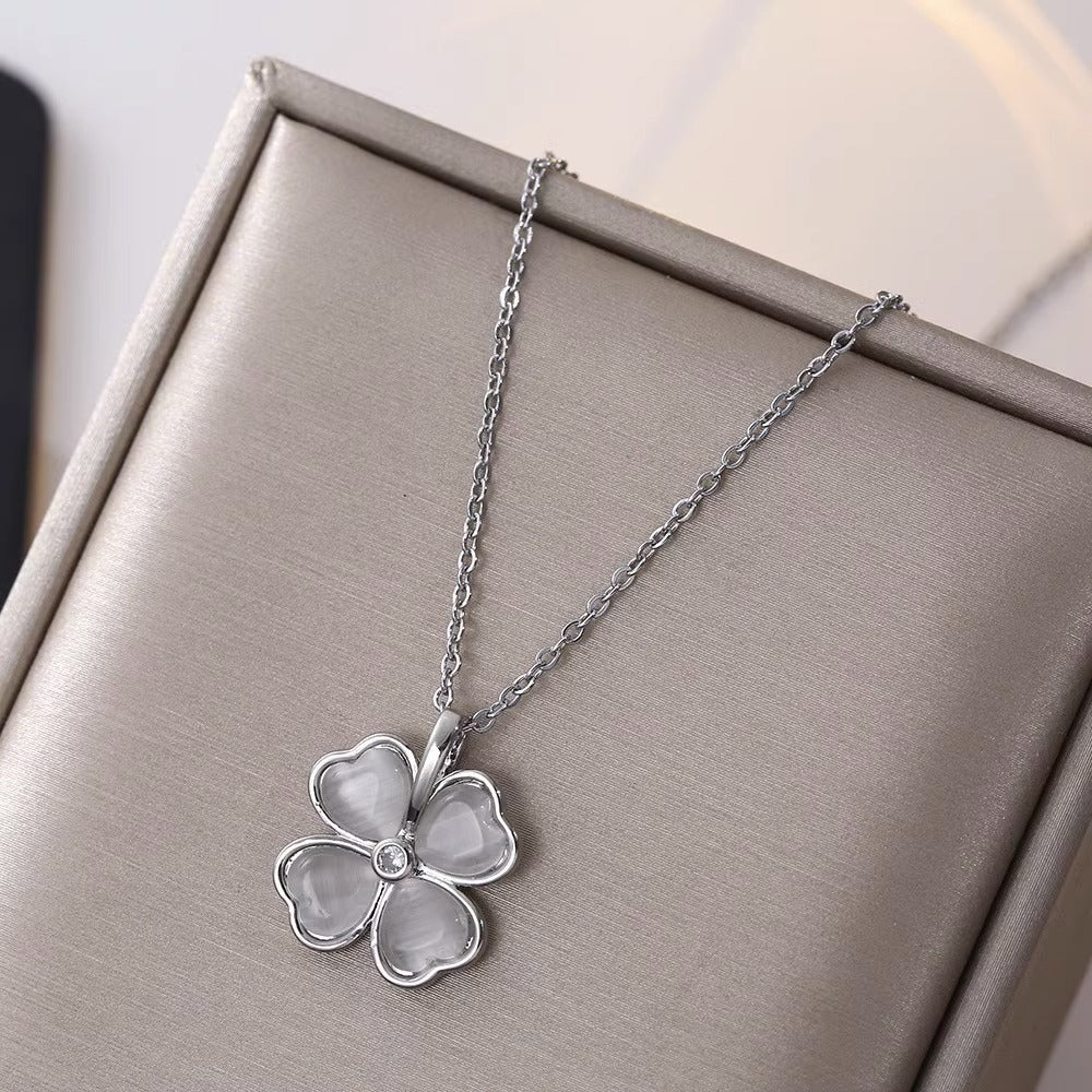 Collana da Donna a Forma di Trifoglio in Stile Naturale, in Acciaio al Titanio con Intarsio in Zirconi su Catena a Scatola