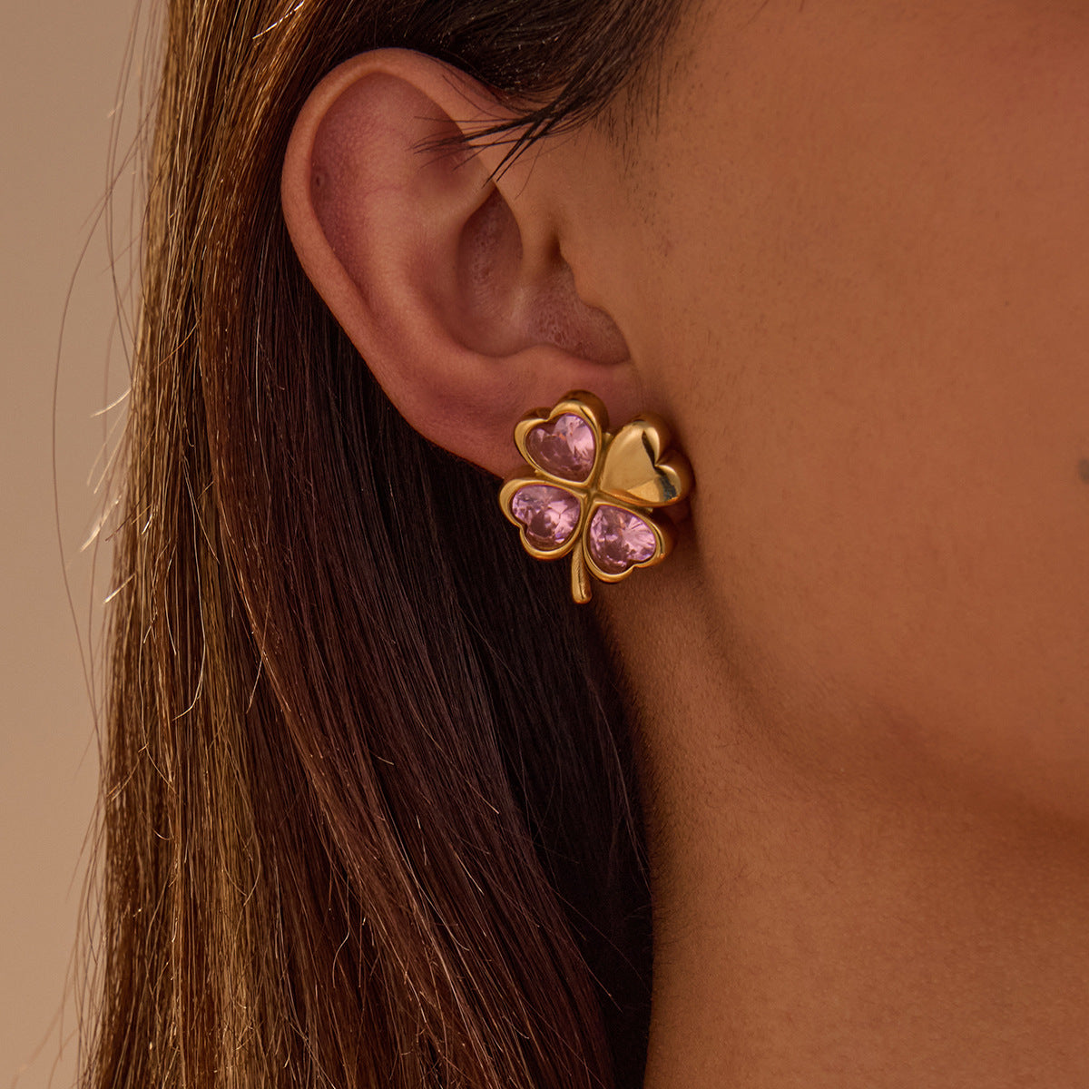 Orecchini minimalisti a forma di trifoglio in acciaio inossidabile con intarsio di zirconi colorati da donna