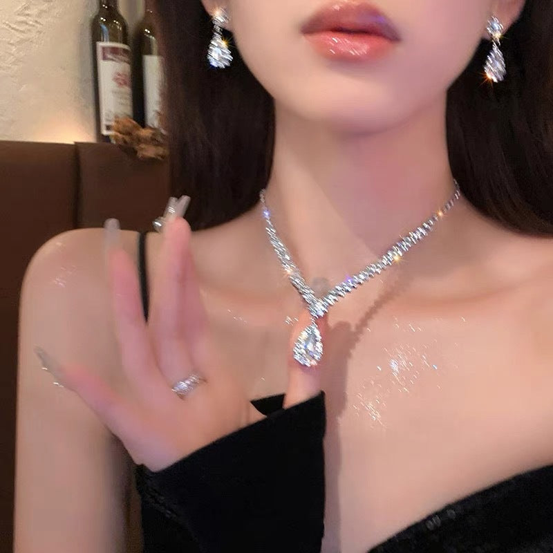 Elegante collar con colgante de lazo de diamantes de imitación y detalles de nácar perlado para mujer — Delicada cadena para clavícula en estilo de lujo minimalista y a la moda