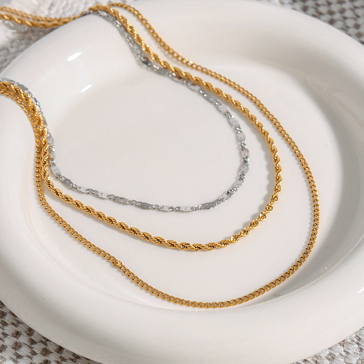 Collana da donna a più strati in acciaio inossidabile placcato con ciondolo geometrico in titanio