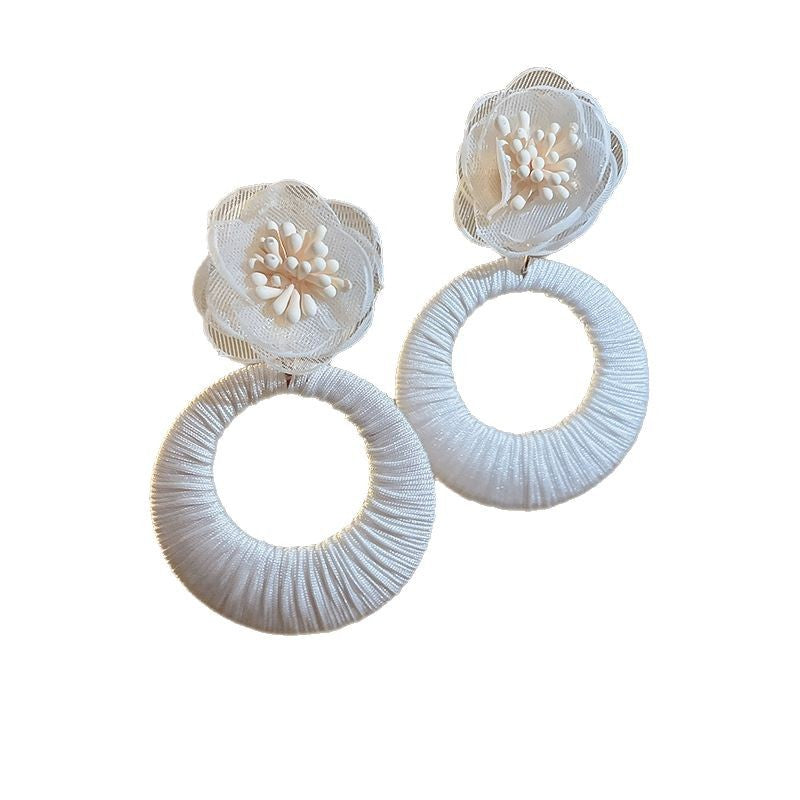 Orecchini a perno con perle e fiori delicati da donna, con perni in argento sterling 925 — Gioielli per l'orecchio freschi e dolci per primavera estate