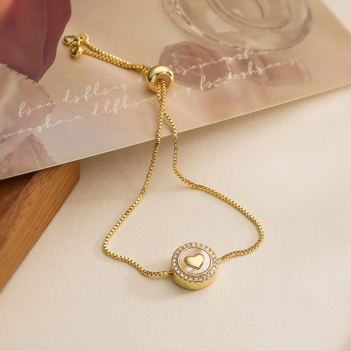 Bracciale da donna alla moda con conchiglia geometrica e ciondolo a croce, con base in rame placcato oro 18 carati e zirconi micropavé