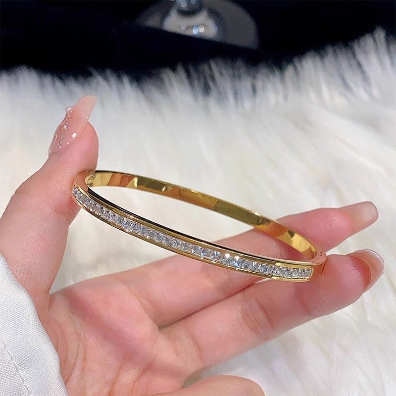 Bracciale Minimalista in Acciaio al Titanio da Donna con Placcatura in Oro e Intarsio di Zirconi, Bracciale Lusso con Design Geometrico Ovale