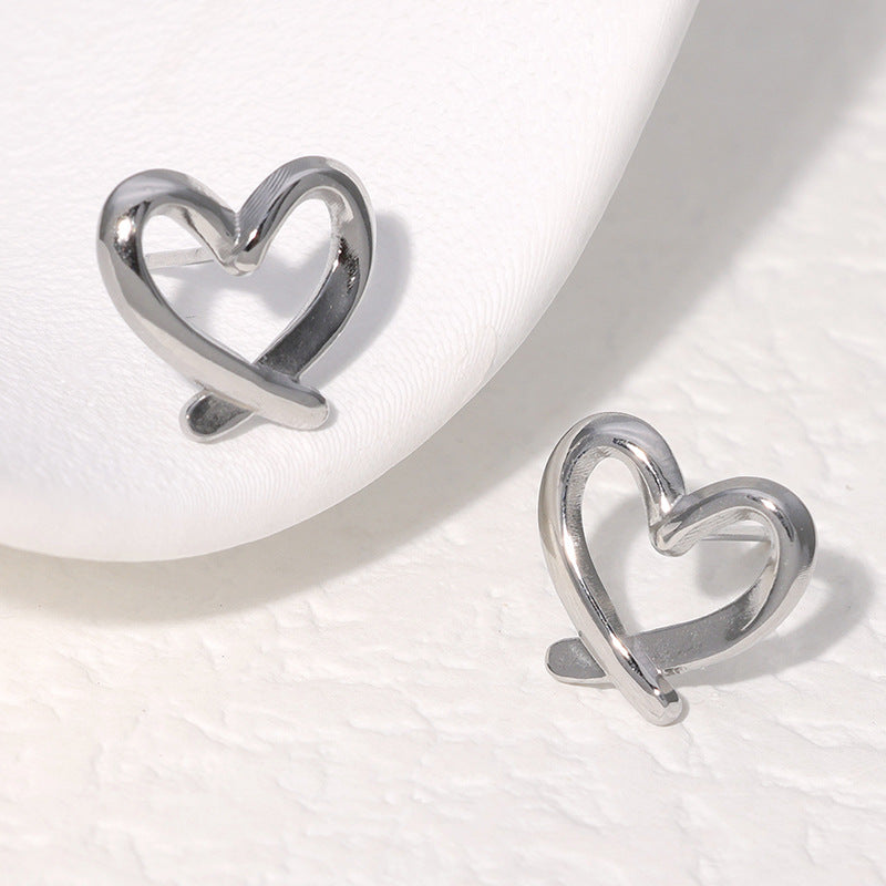Orecchini a perno minimalisti a forma di cuore in acciaio inossidabile con finitura galvanizzata per donna