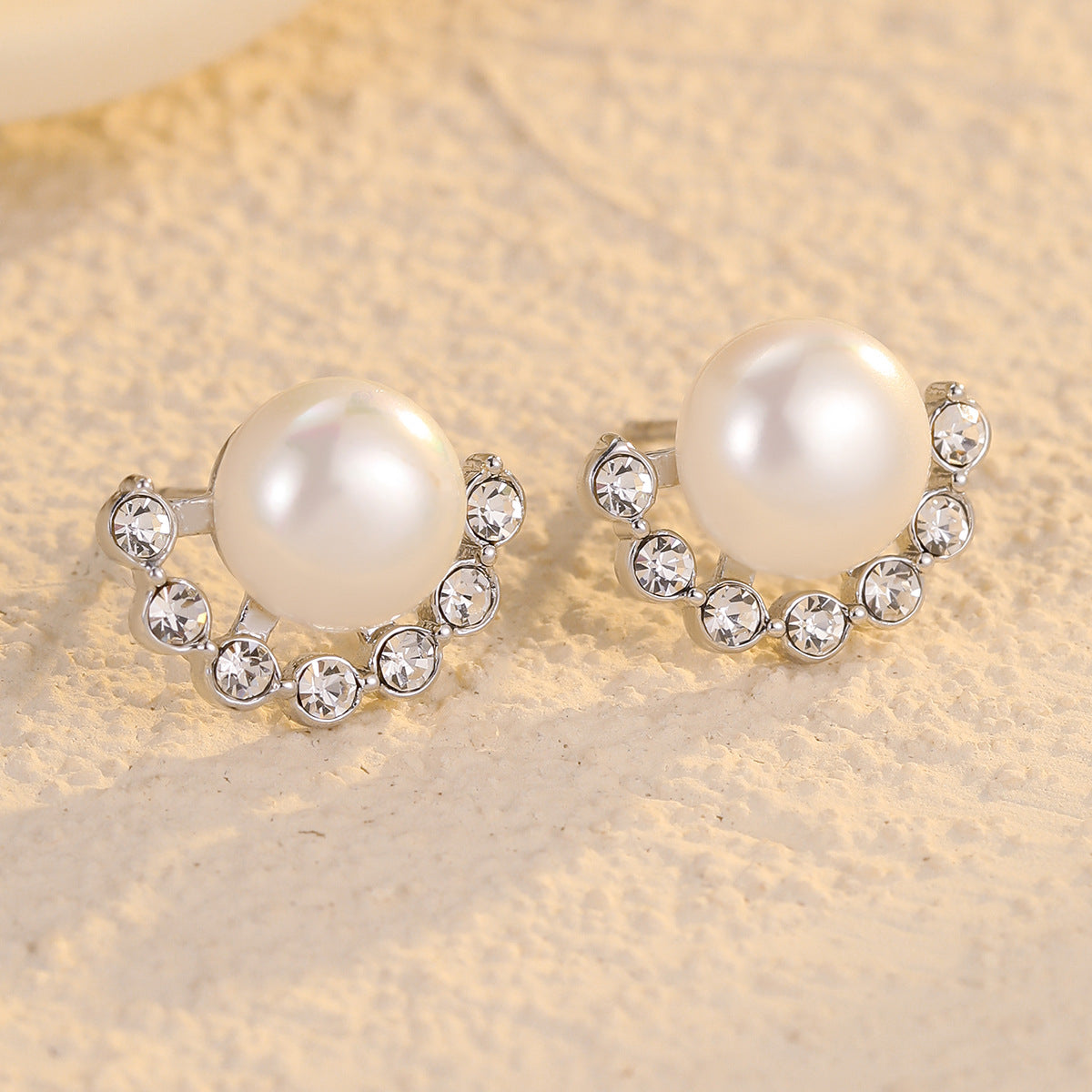 Pendientes de Acero de Titanio para Mujer con Perlas e Incrustaciones de Circonita, Estilo Francés Minimalista y Forma de Abanico