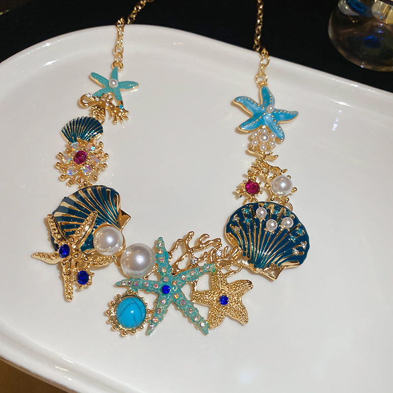 Elegante conjunto de collar con dije de coral, concha y estrella de mar con detalles de pedrería para mujer, estilo medallón minimalista, cadena delicada hasta la clavícula y pendientes de botón