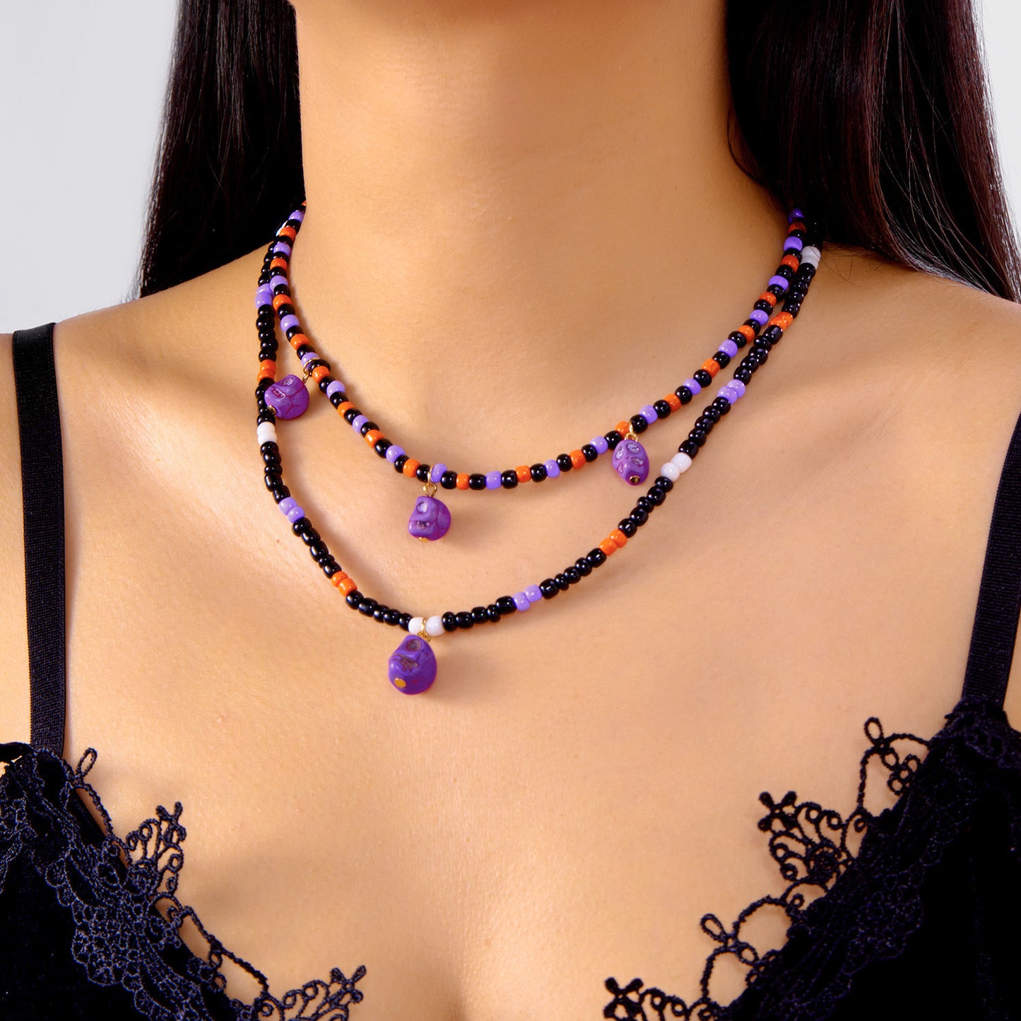 Collar con colgante de esqueleto fantasma vintage de Halloween para mujer con incrustaciones de vidrio y diseño geométrico