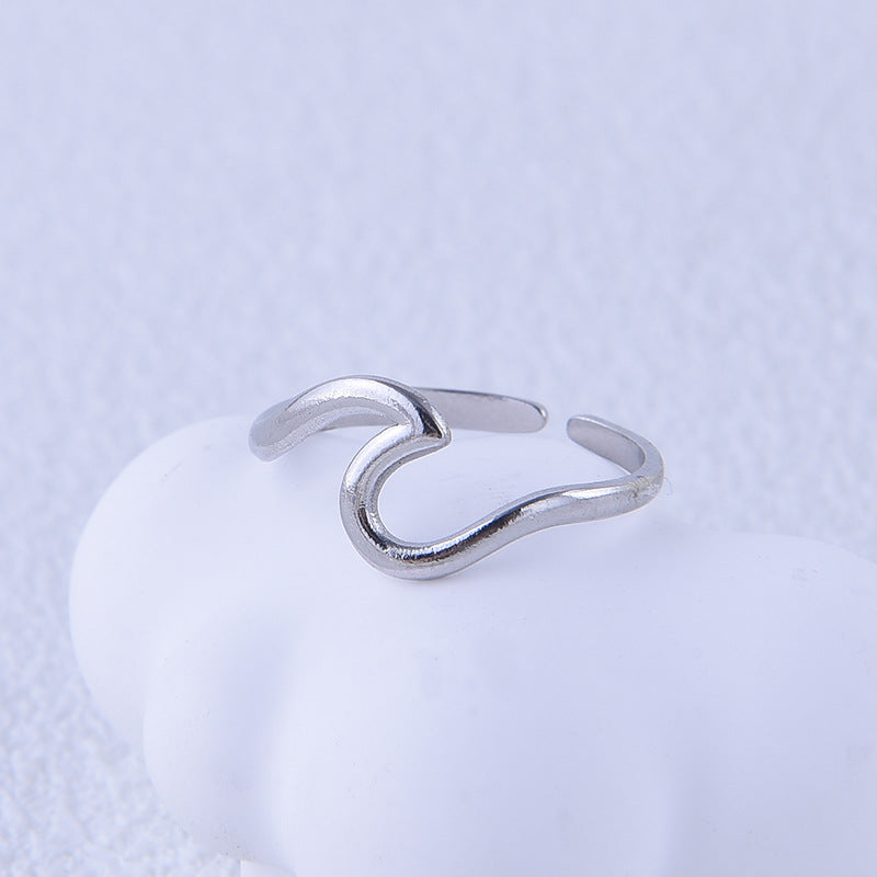Anello regolabile minimalista da donna in acciaio al titanio con forma geometrica e finitura placcata
