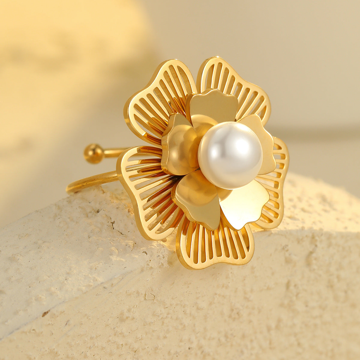 Anillo minimalista de acero inoxidable con flor de perlas calada y acabado chapado para mujer