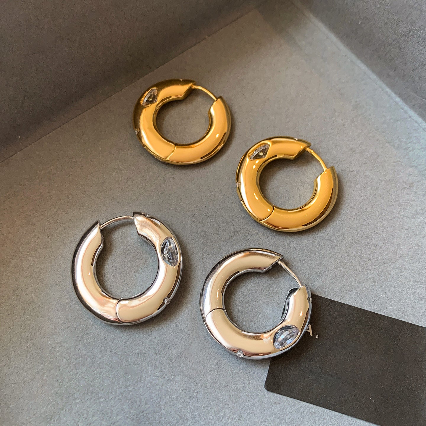 Orecchini a perno da donna in rame placcato oro con zirconi geometrici rotondi, stile lusso minimalista