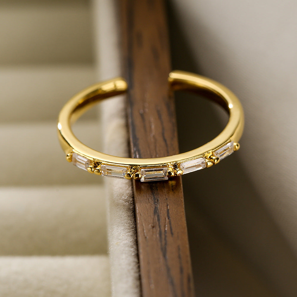 Anello Aperto Geometrico Minimalista da Donna in Ottone con Placcatura in Oro Vero e Intarsio di Zirconi