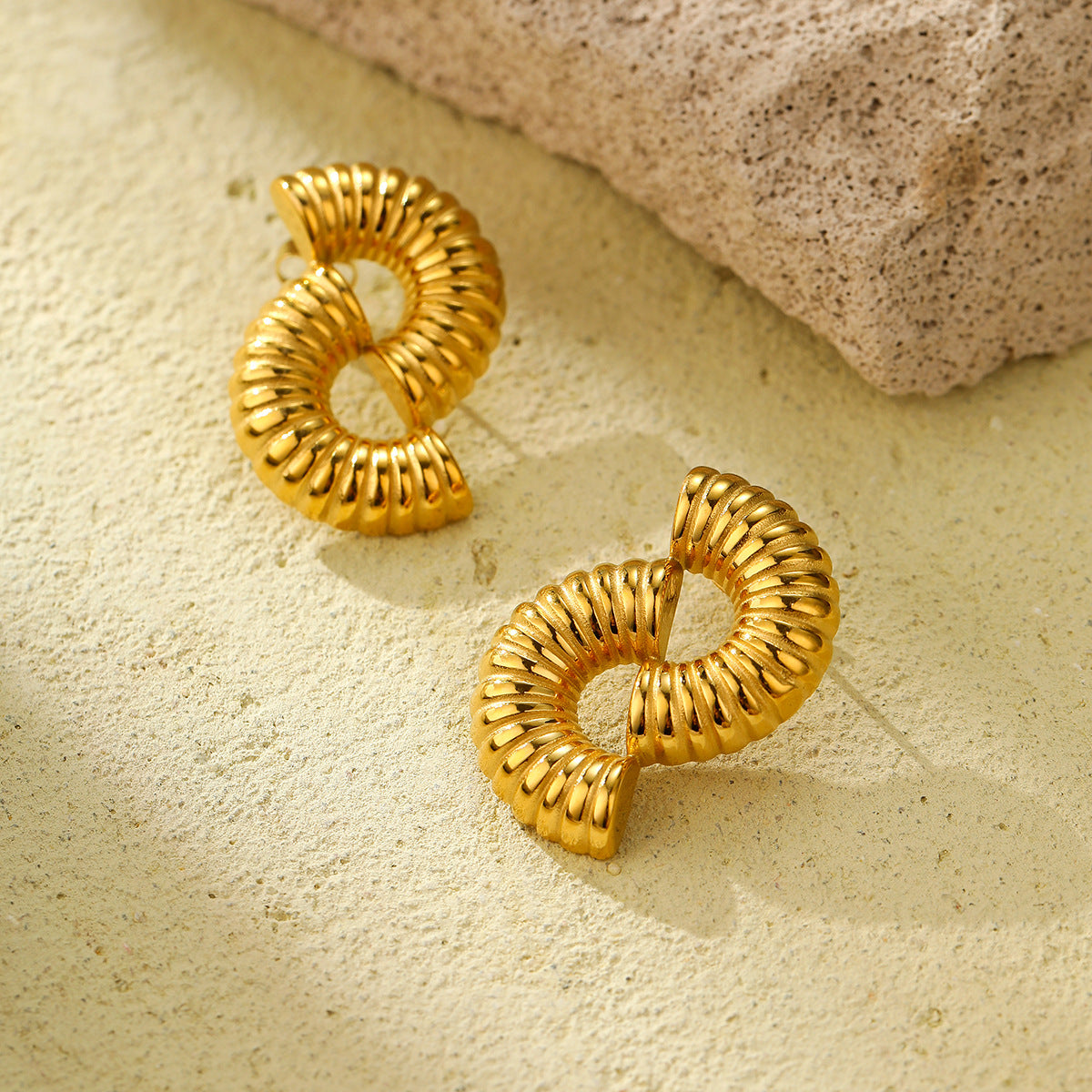 Pendientes geométricos de acero titanio con forma de U huecos de moda para mujer con acabado chapado