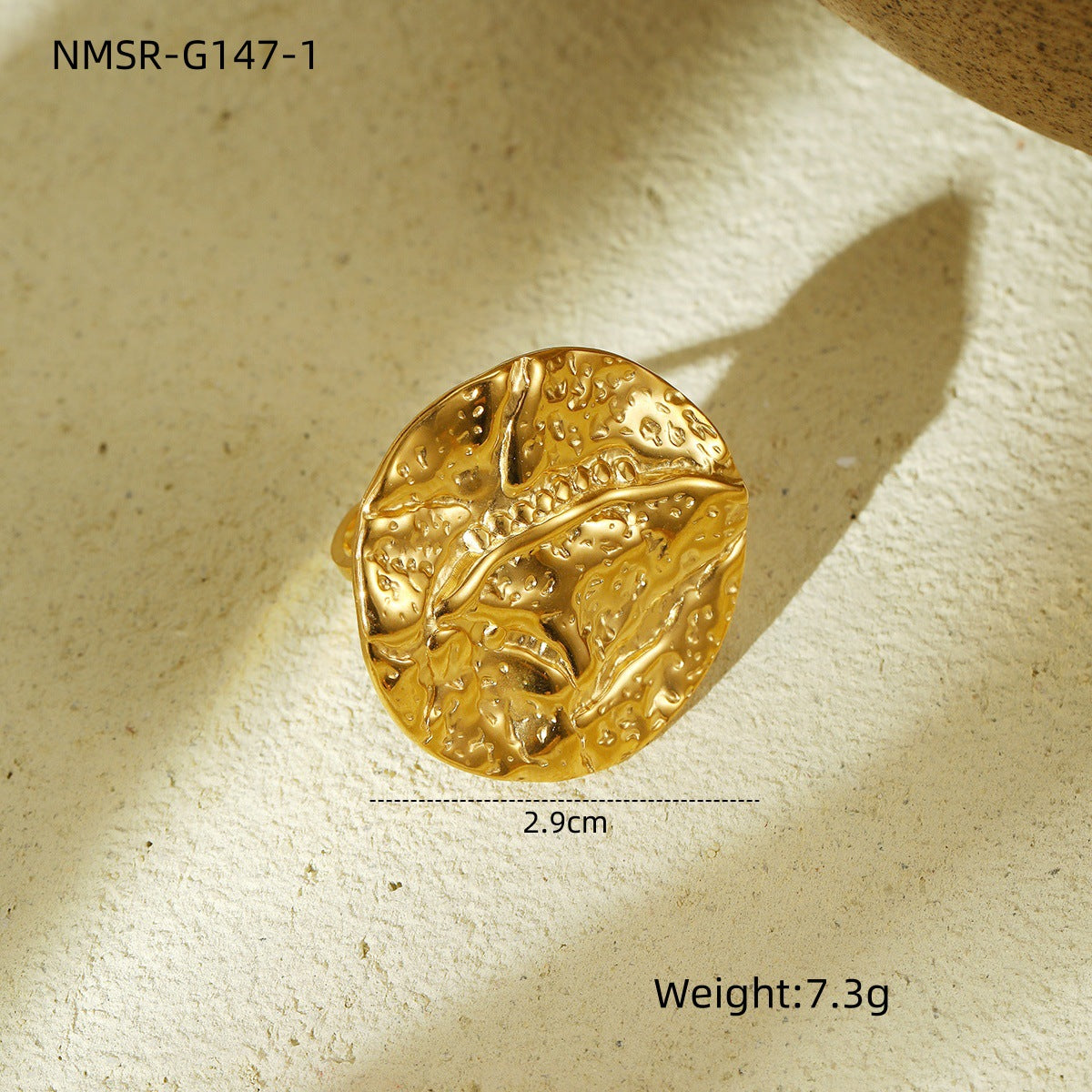 Anello da donna di lusso geometrico in acciaio al titanio con texture martellata, design rotondo cavo e finitura galvanizzata