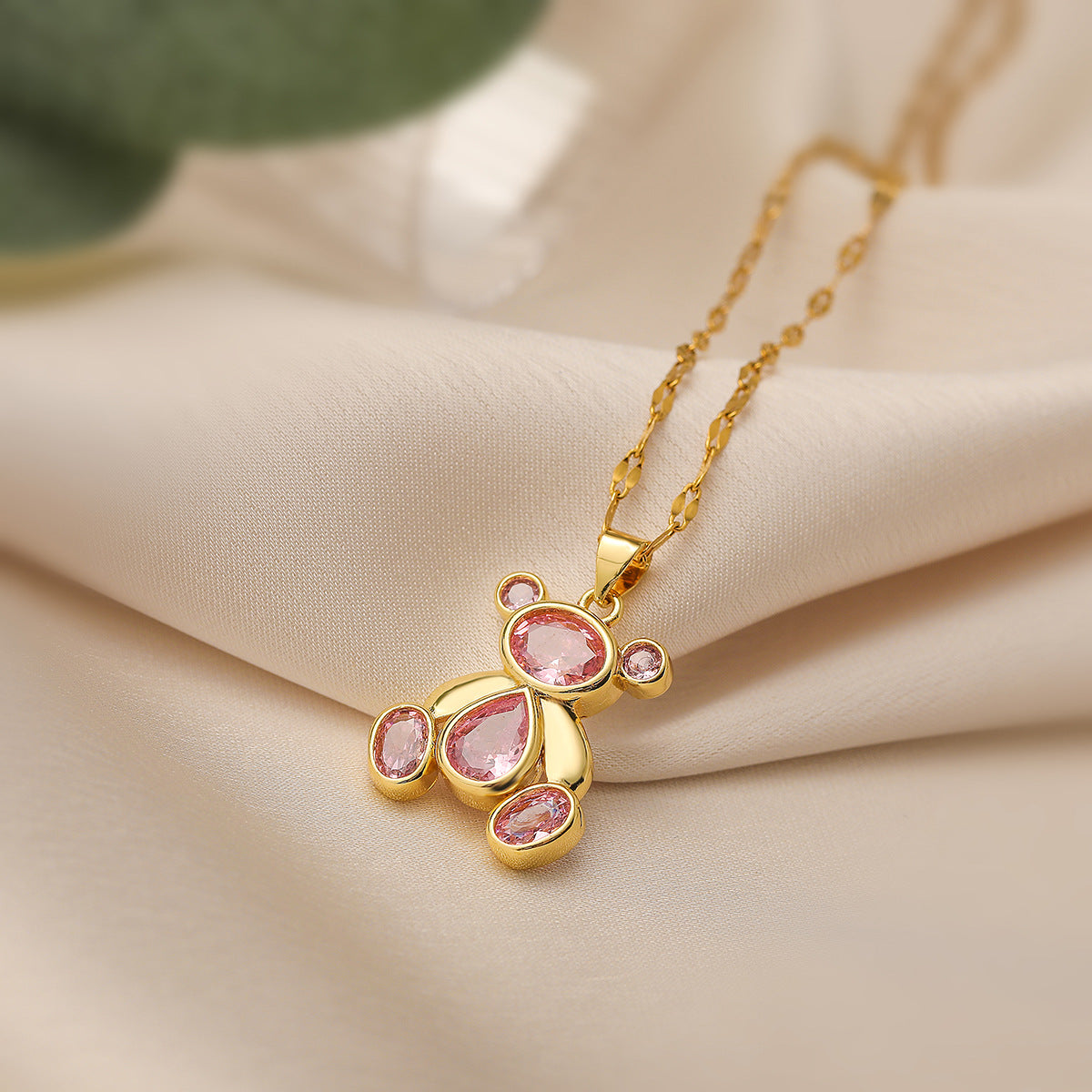 Collana da donna con ciondolo a forma di orso minimalista, base in rame e placcatura in oro 18K, intarsio in zircone