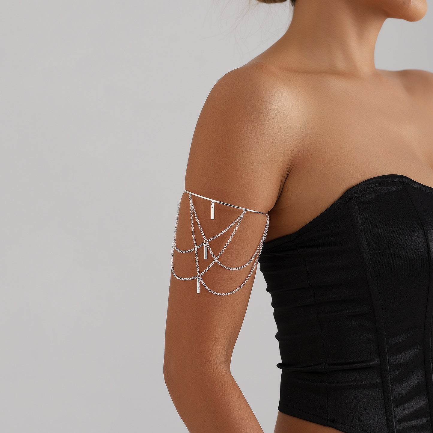 Pulsera de brazalete metálica ajustable de estilo punk geométrico para mujer con acabado chapado y detalle de borla
