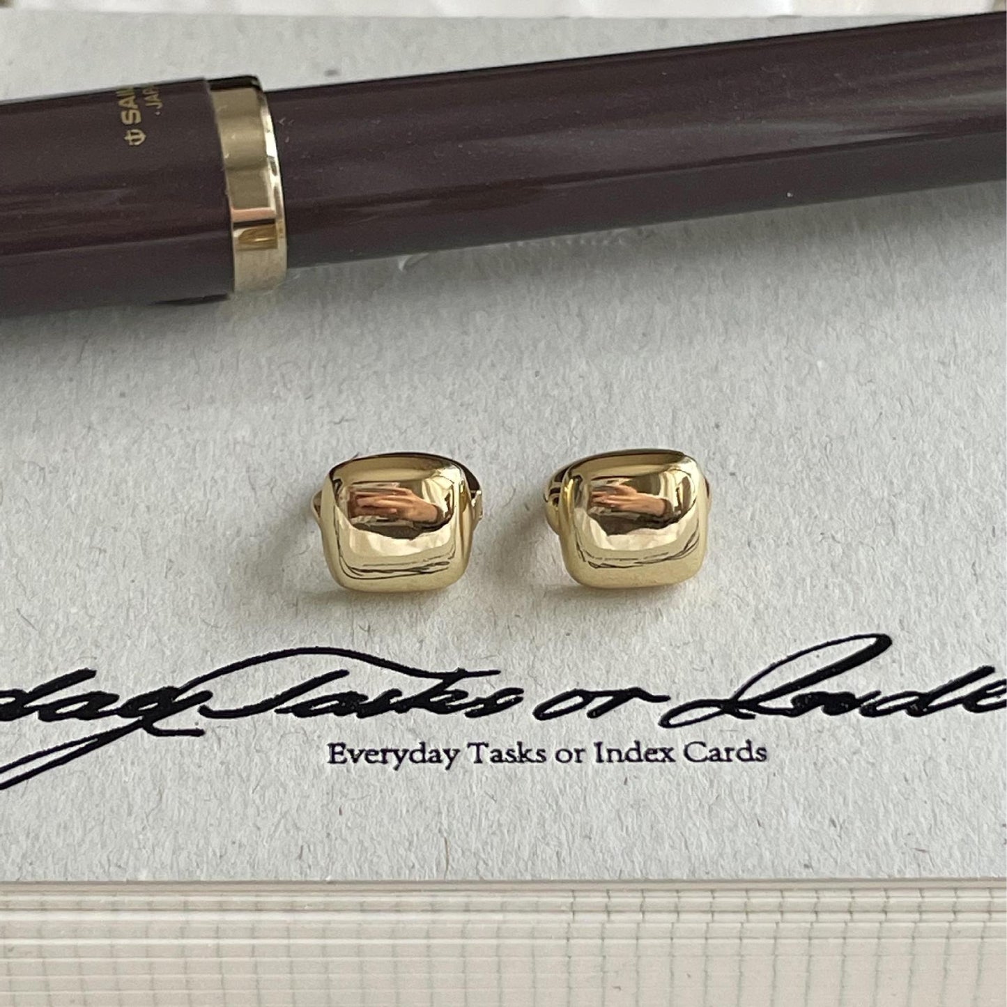 Pendientes de tuerca cuadrados minimalistas en plata de ley 925 con diseño geométrico de bordes redondeados