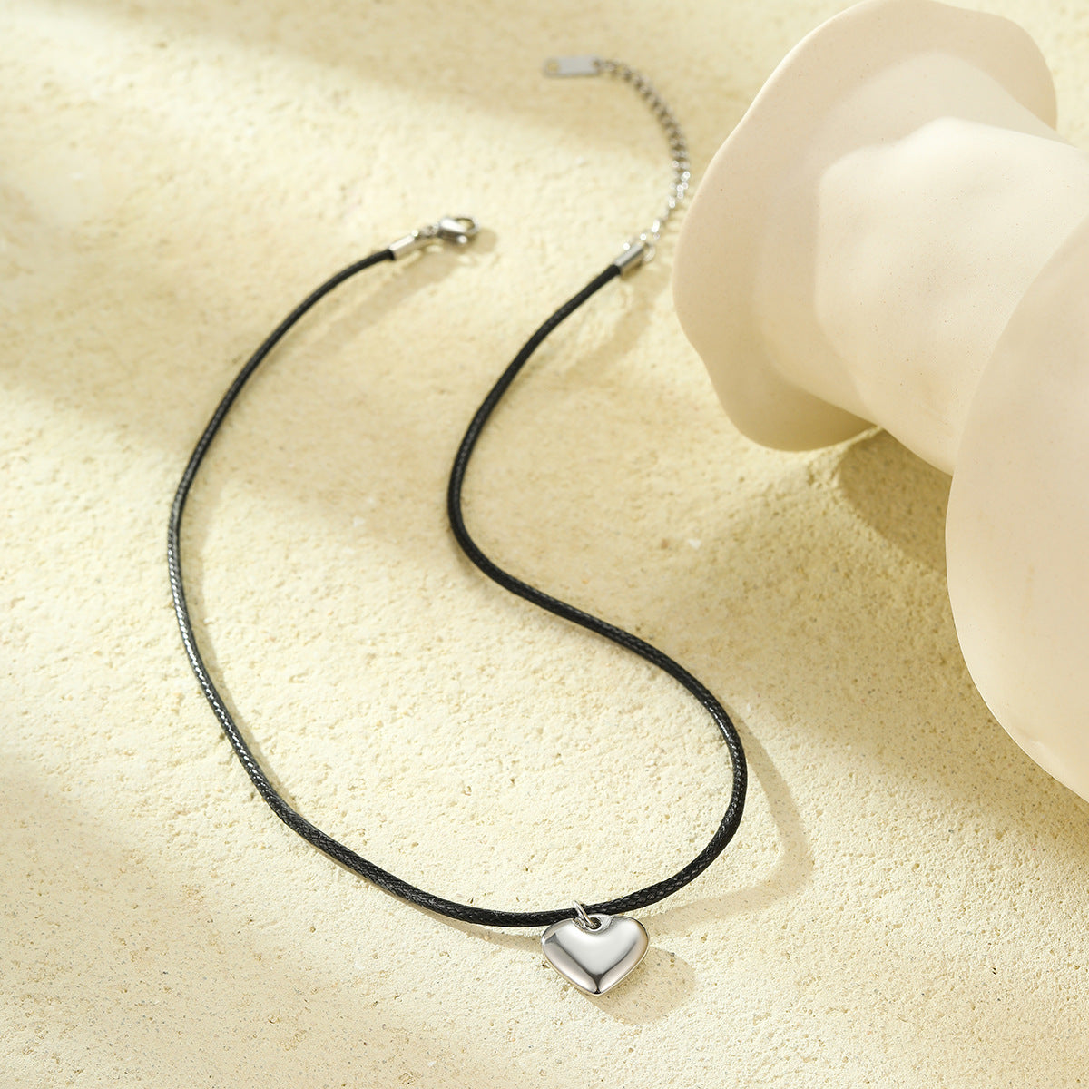 Collar minimalista de acero inoxidable chapado en oro de 18 quilates con corazón para mujer con cadena de cordón encerado