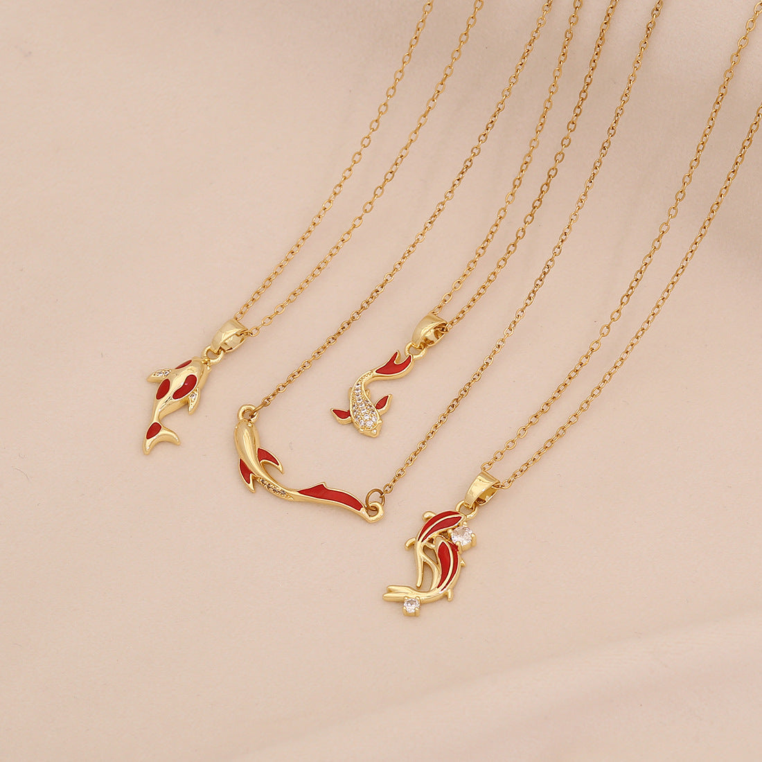 Elegante collar con colgante de pez koi rojo de acero inoxidable con acabado chapado para mujer