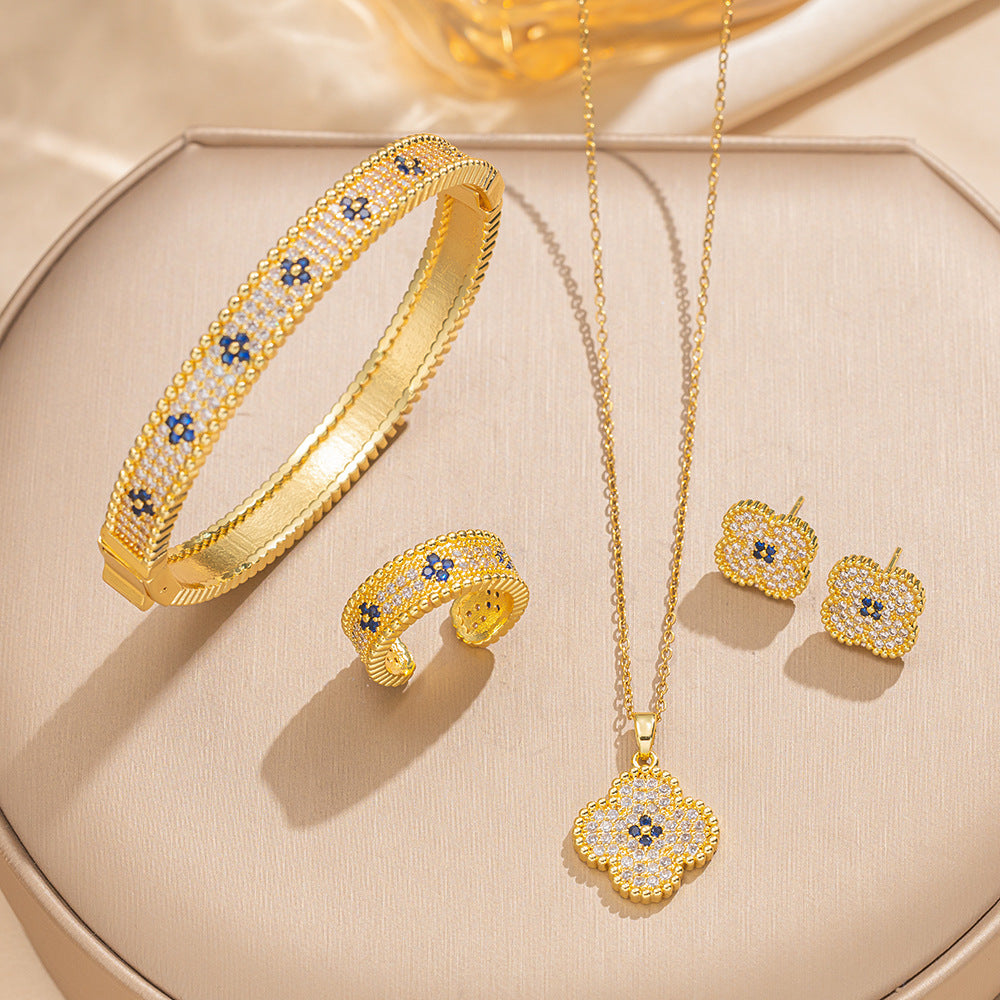 Elegante Set di Lusso: Orecchini, Collana e Anello in Rame Placcato Oro con Zirconi a Cuore Incastonati, con Catena a O, per Donne