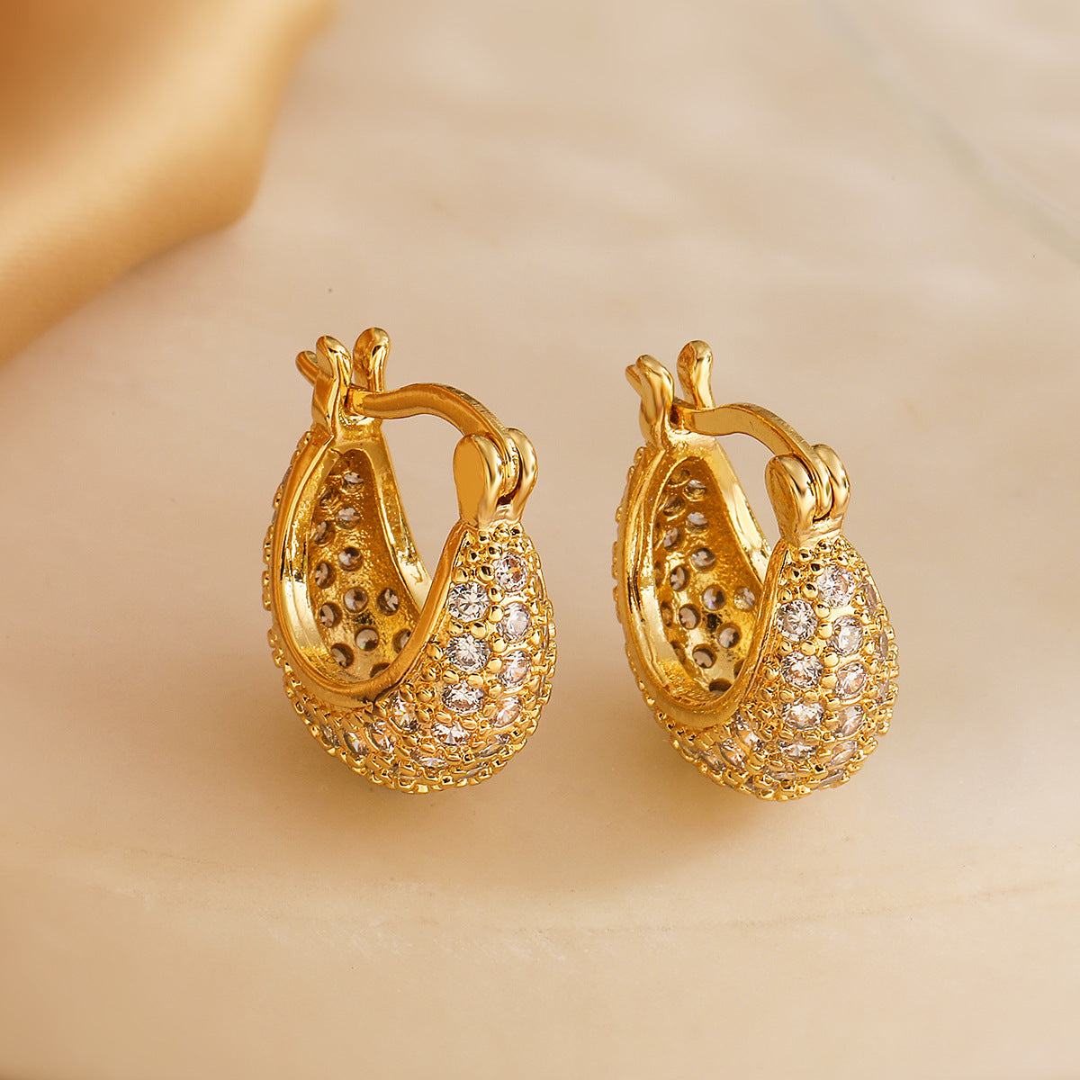 Orecchini a Cerchio Geometrici Minimalisti da Donna Realizzati in Ottone con Placcatura in Oro 18K e Intarsio di Zirconi
